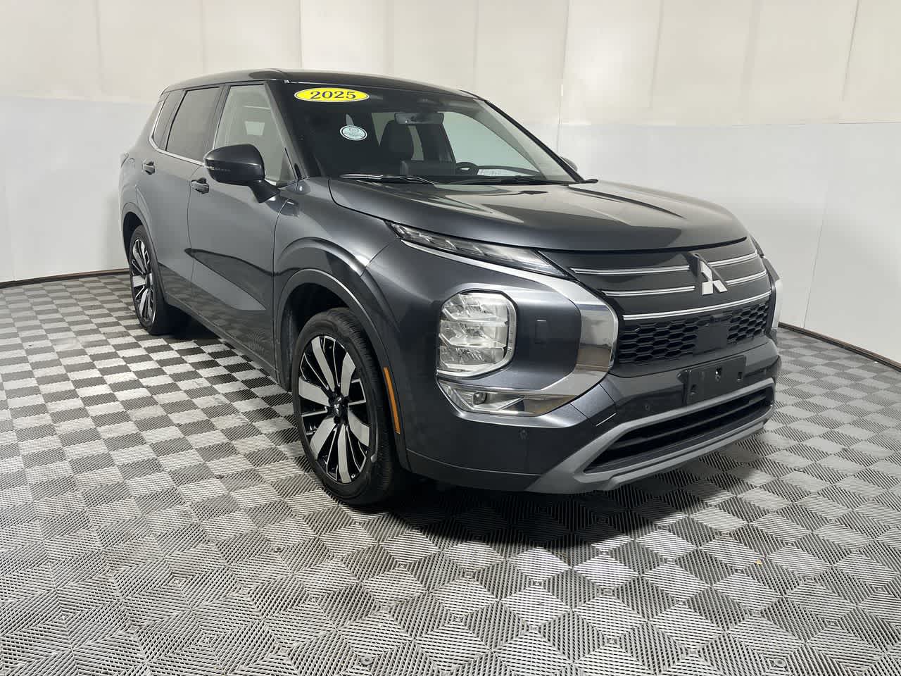 2025 Mitsubishi Outlander — side profile view