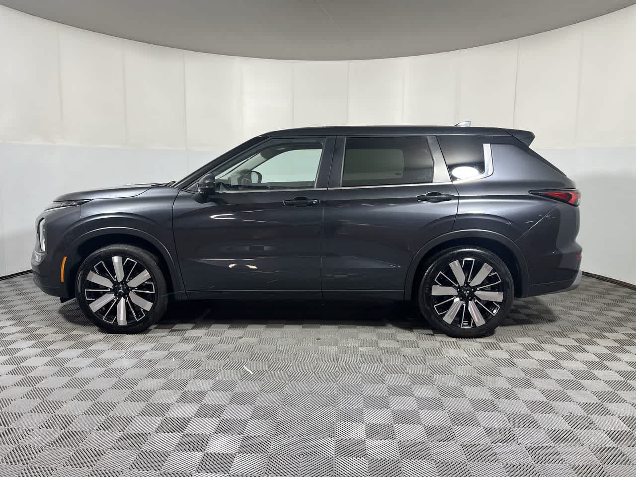 2025 Mitsubishi Outlander — detail view